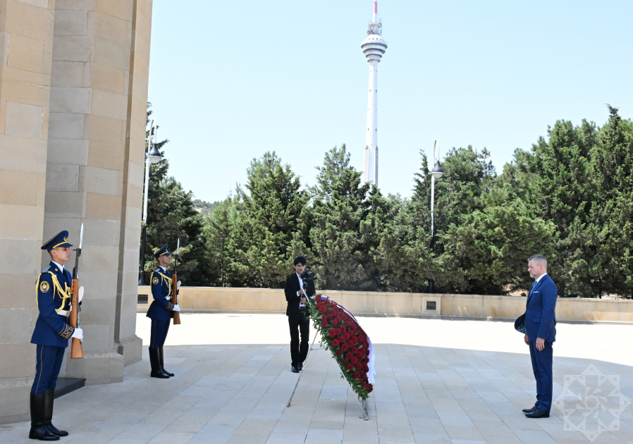 Slovak President honors martyrs' memory in Baku
