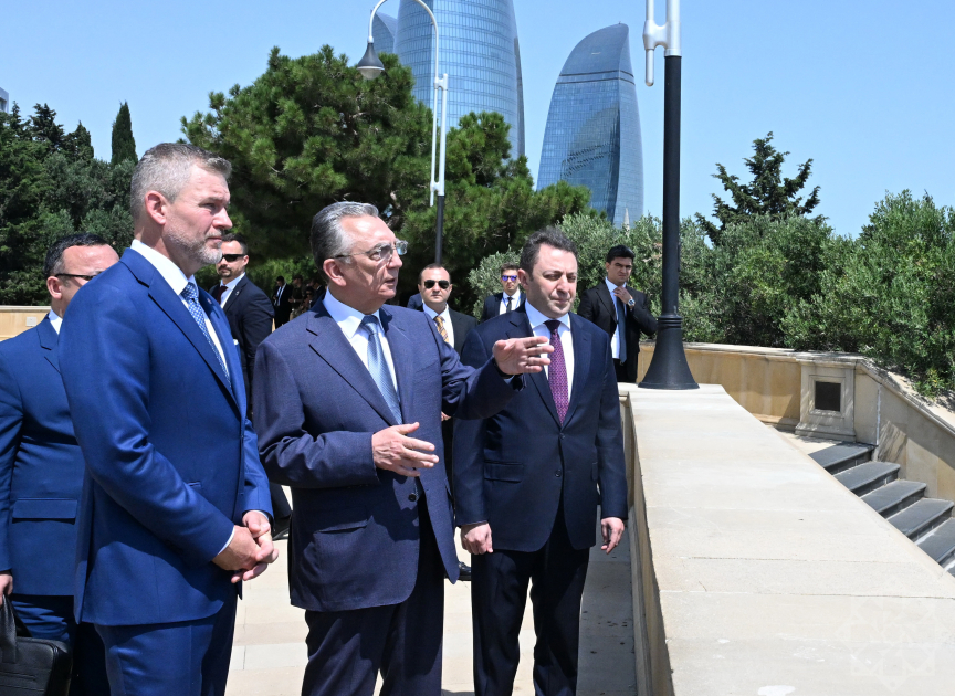 Slovak President honors martyrs' memory in Baku