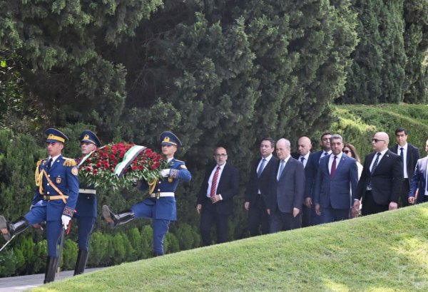 Prime Minister of Palestine visits Alley of Honors in Baku (PHOTO)