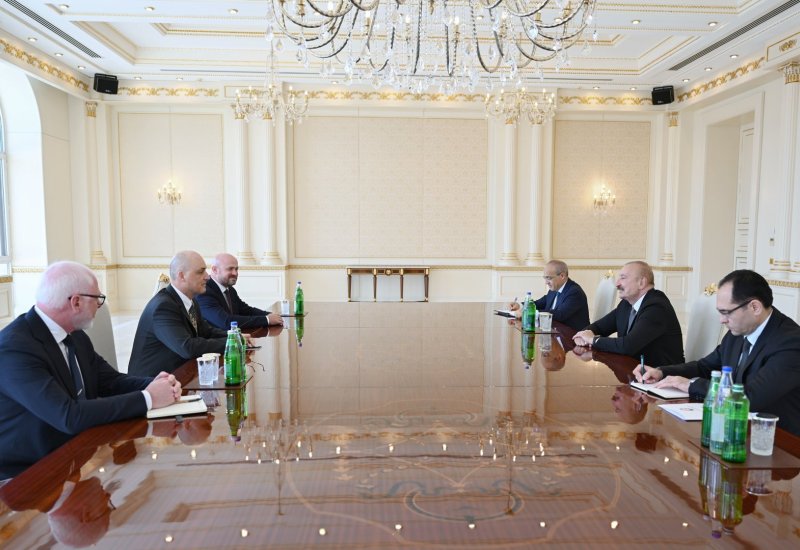 President Ilham Aliyev receives delegation from John Deere (PHOTO)