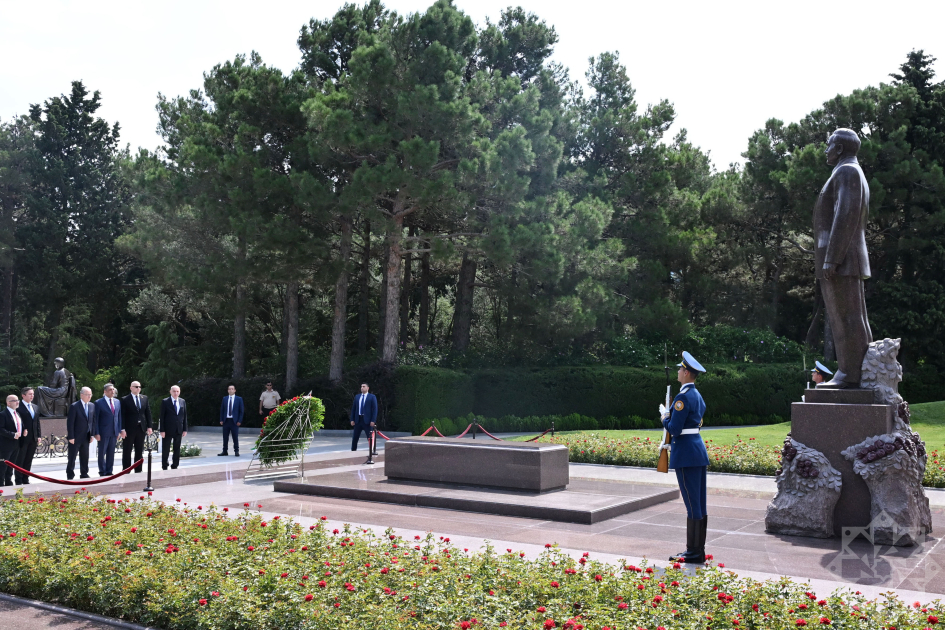 Prime Minister of Palestine visits Alley of Honors in Baku (PHOTO)
