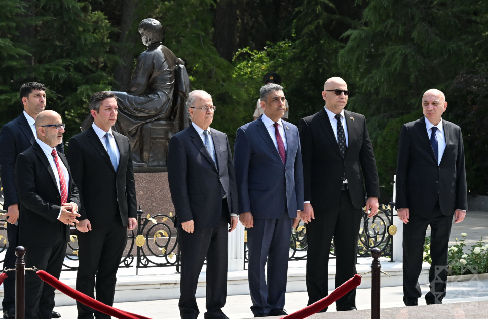 Prime Minister of Palestine visits Alley of Honors in Baku (PHOTO)