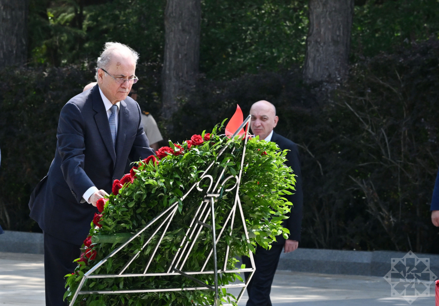 Prime Minister of Palestine visits Alley of Honors in Baku (PHOTO)