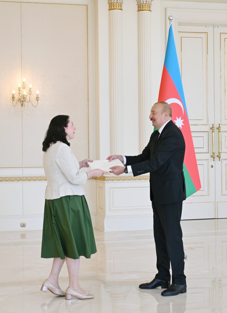 President Ilham Aliyev receives credentials of Ireland’s newly appointed ambassador (PHOTO)