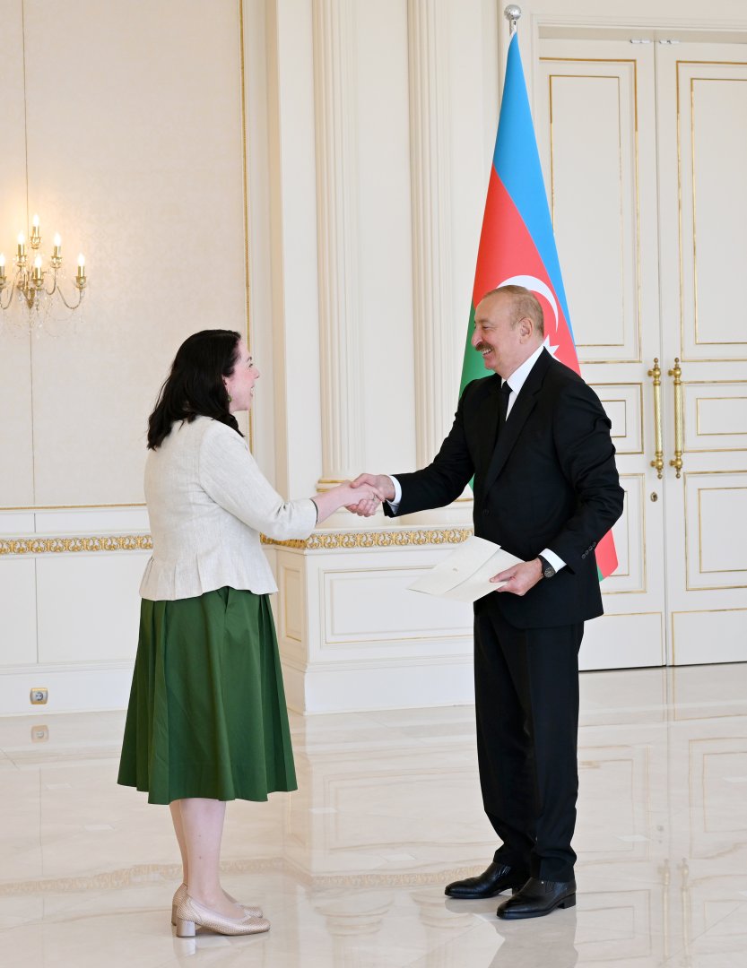 President Ilham Aliyev receives credentials of Ireland’s newly appointed ambassador (PHOTO)