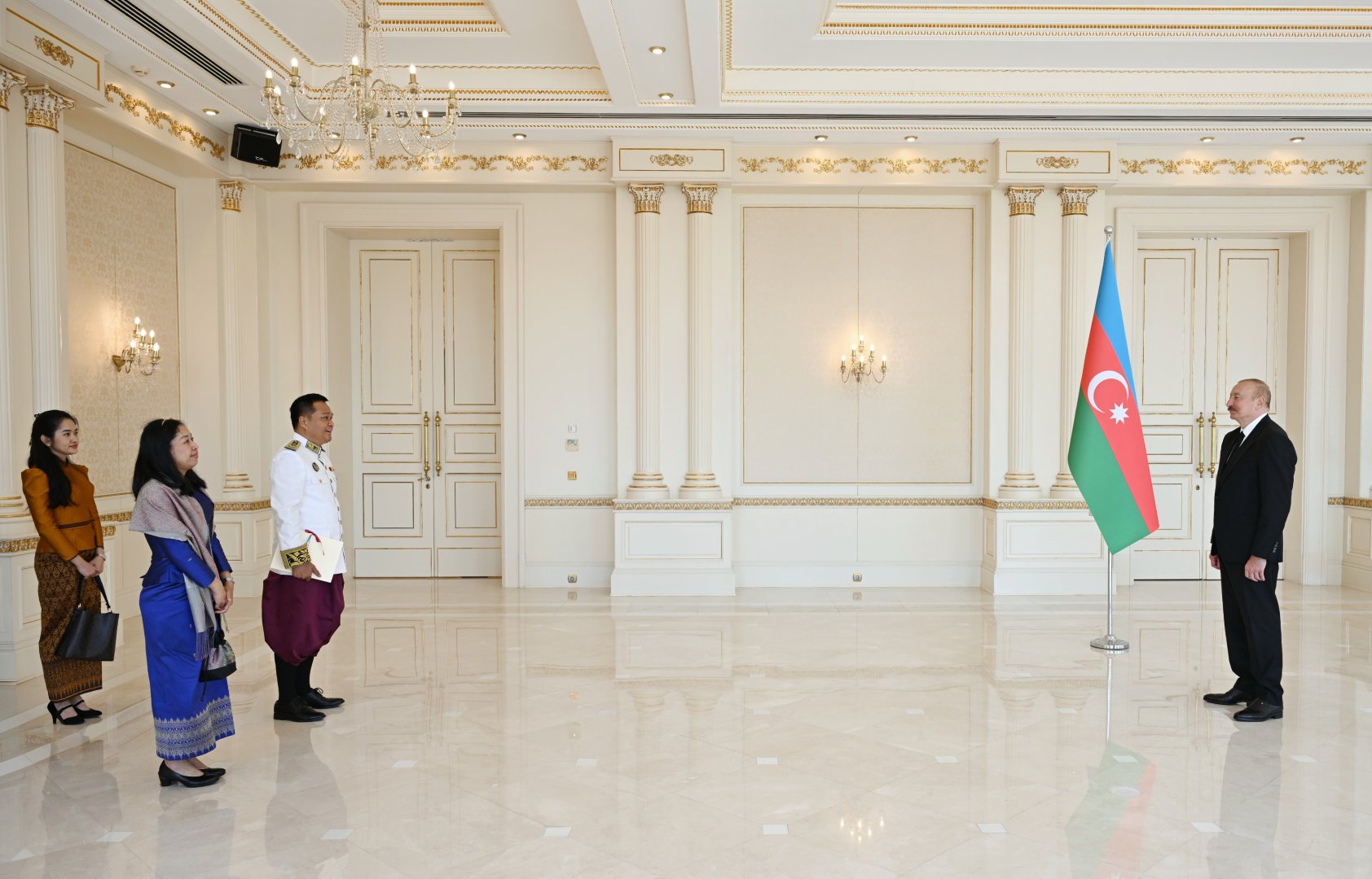President Ilham Aliyev receives credentials of incoming Cambodian ambassador (PHOTO/VIDEO)