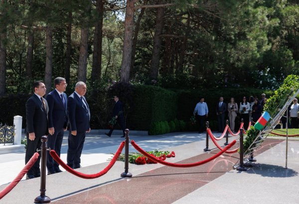 Azerbaijani media officials visit Alley of Honor to mark National Press Day (PHOTO)