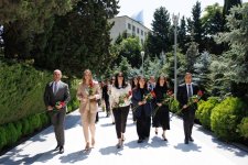 Azerbaijani media officials visit Alley of Honor to mark National Press Day (PHOTO)