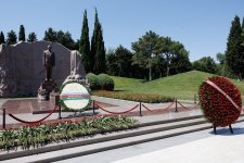Azerbaijani media officials visit Alley of Honor to mark National Press Day (PHOTO)