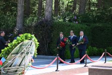Azerbaijani media officials visit Alley of Honor to mark National Press Day (PHOTO)
