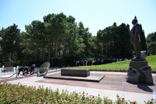 Azerbaijani media officials visit Alley of Honor to mark National Press Day (PHOTO)