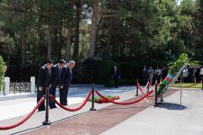 Azerbaijani media officials visit Alley of Honor to mark National Press Day (PHOTO)