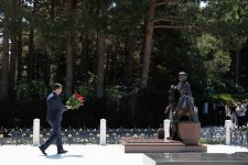 Azerbaijani media officials visit Alley of Honor to mark National Press Day (PHOTO)