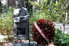 Azerbaijani media officials visit Alley of Honor to mark National Press Day (PHOTO)