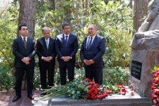 Azerbaijani media officials visit Alley of Honor to mark National Press Day (PHOTO)