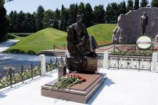 Azerbaijani media officials visit Alley of Honor to mark National Press Day (PHOTO)