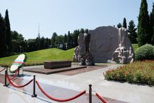 Azerbaijani media officials visit Alley of Honor to mark National Press Day (PHOTO)