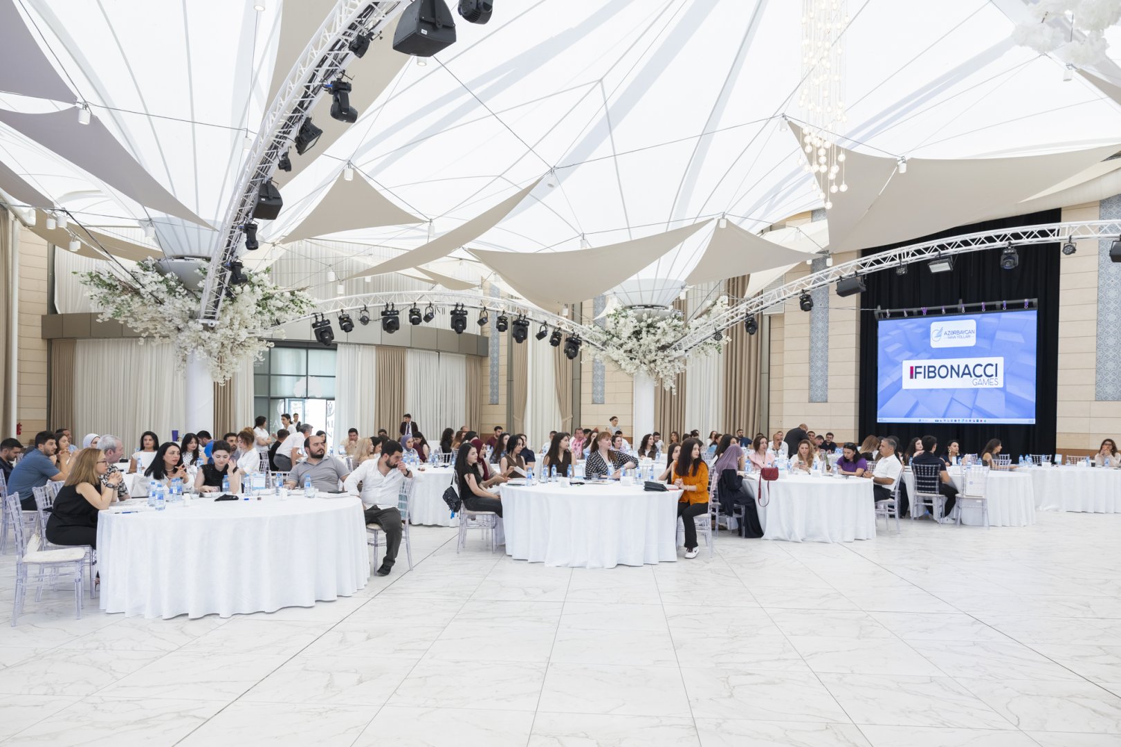 Azerbaijan Airlines organizes “Fibonacci” intellectual competition for media representatives to mark National Press Day (PHOTO)