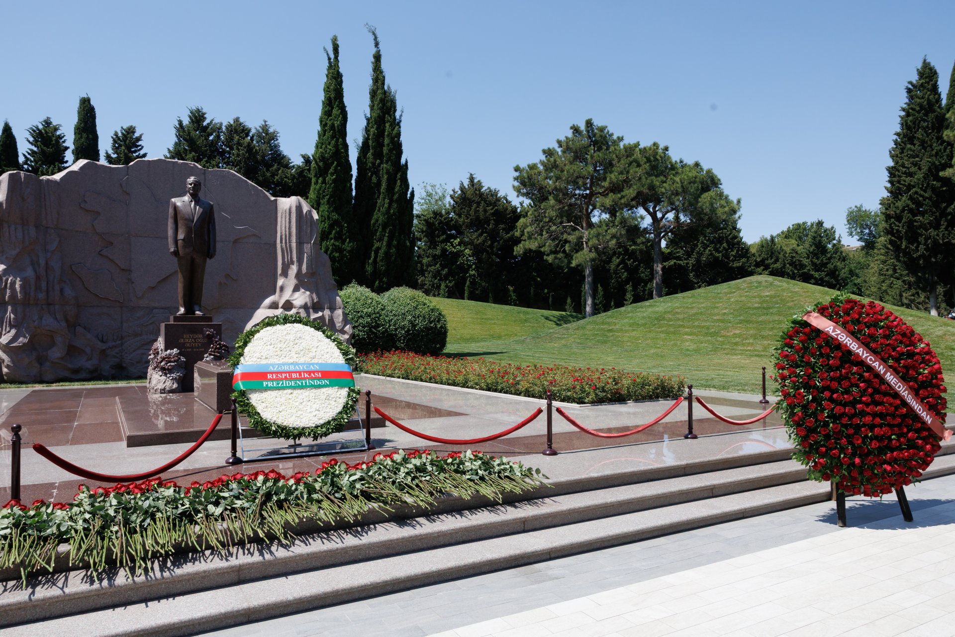 Azerbaijani media officials visit Alley of Honor to mark National Press Day (PHOTO)