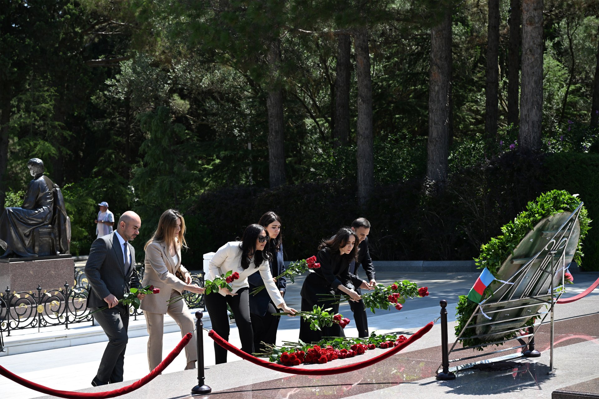 Azerbaijani media officials visit Alley of Honor to mark National Press Day (PHOTO)