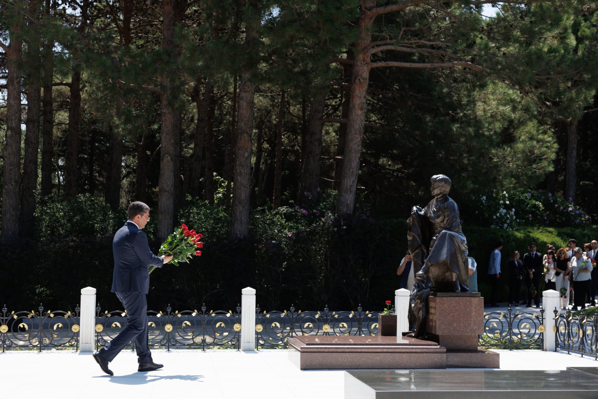 Azerbaijani media officials visit Alley of Honor to mark National Press Day (PHOTO)