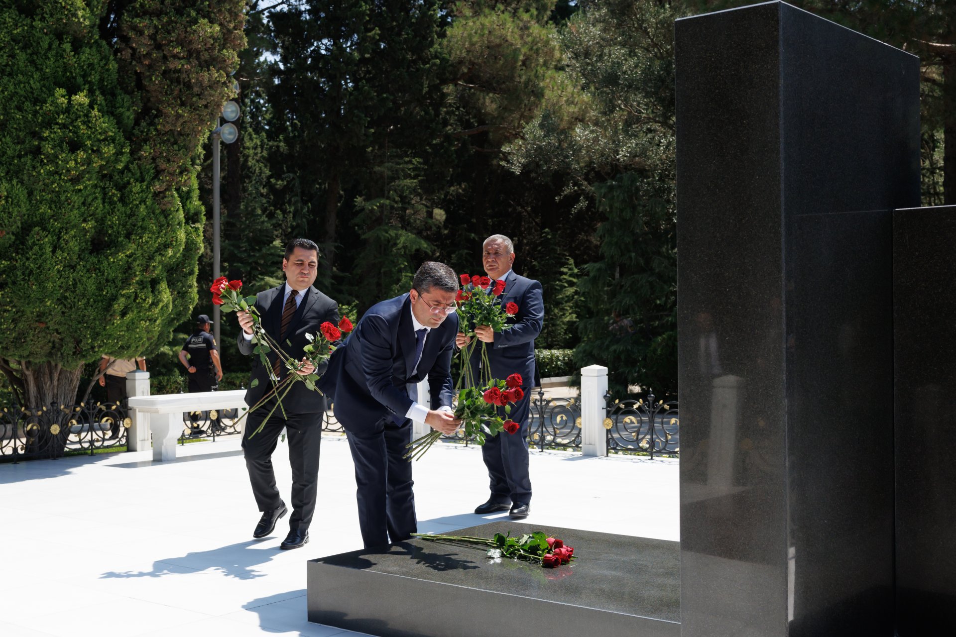 Azerbaijani media officials visit Alley of Honor to mark National Press Day (PHOTO)