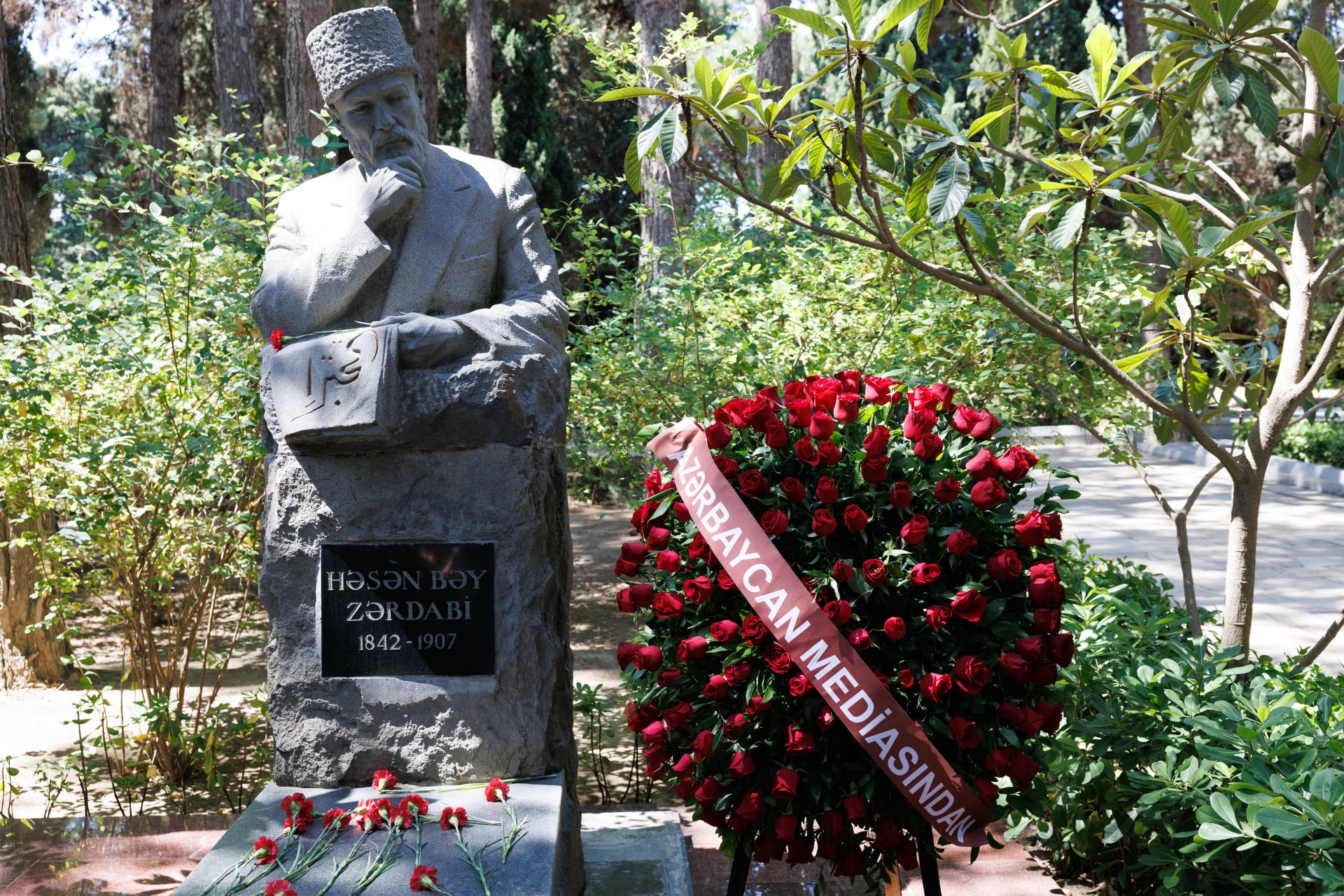 Azerbaijani media officials visit Alley of Honor to mark National Press Day (PHOTO)