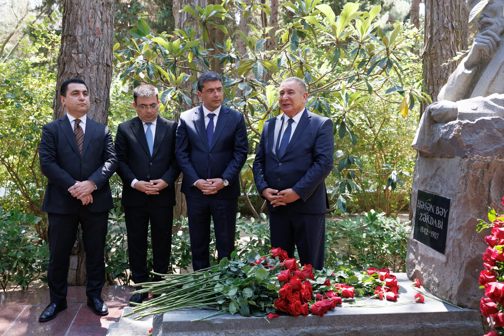 Azerbaijani media officials visit Alley of Honor to mark National Press Day (PHOTO)