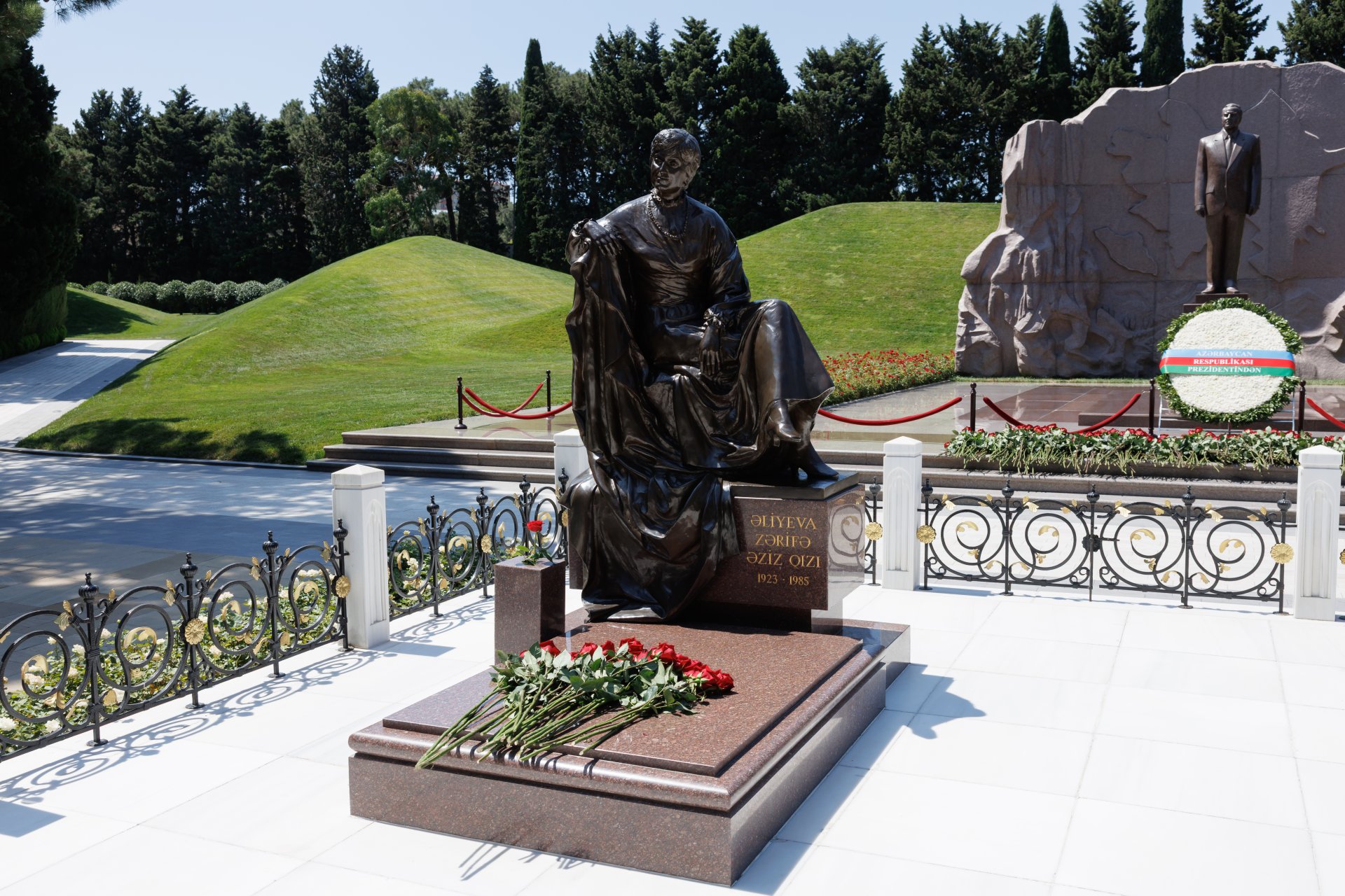 Azerbaijani media officials visit Alley of Honor to mark National Press Day (PHOTO)