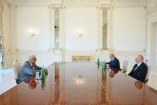 President Ilham Aliyev receives President of United World Wrestling (PHOTO)