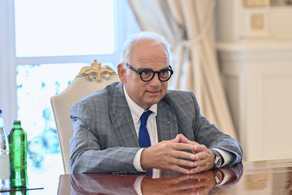 President Ilham Aliyev receives President of United World Wrestling (PHOTO)