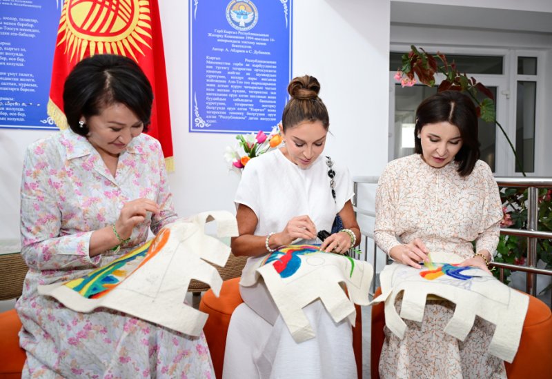 First Lady Mehriban Aliyeva visits “Altyn Balalyk” Health and Rehabilitation Center in Cholpon-Ata (PHOTO)