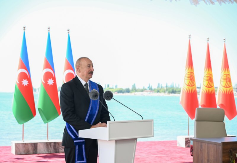 President Ilham Aliyev and President Sadir Zhaparov make press statements (PHOTO)