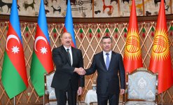 President Ilham Aliyev held one-on-one meeting with President of Kyrgyzstan in Cholpon-Ata (PHOTO/VIDEO)