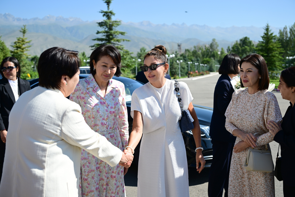 First Lady Mehriban Aliyeva visits “Altyn Balalyk” Health and Rehabilitation Center in Cholpon-Ata (PHOTO/VIDEO)