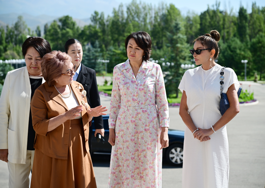 First Lady Mehriban Aliyeva visits “Altyn Balalyk” Health and Rehabilitation Center in Cholpon-Ata (PHOTO/VIDEO)