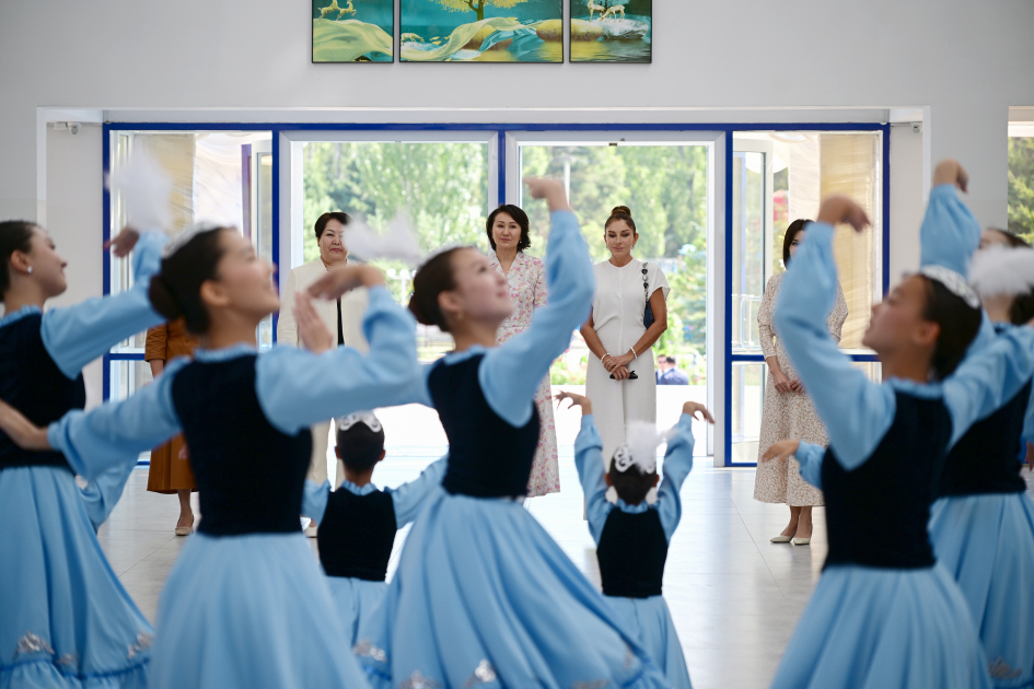 First Lady Mehriban Aliyeva visits “Altyn Balalyk” Health and Rehabilitation Center in Cholpon-Ata (PHOTO/VIDEO)