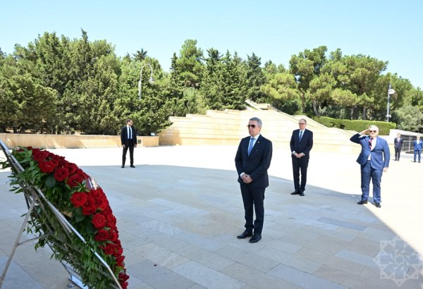 Head of Swiss Federal Department of Foreign Affairs pays tribute to martyrs in Baku (PHOTO)