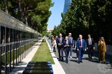 Head of Swiss Federal Department of Foreign Affairs pays tribute to martyrs in Baku (PHOTO)