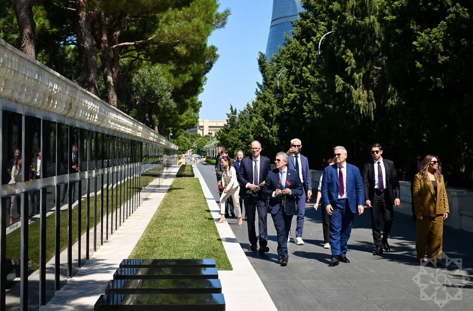 Head of Swiss Federal Department of Foreign Affairs pays tribute to martyrs in Baku (PHOTO)