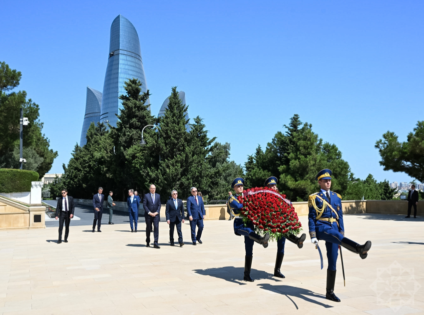 Head of Swiss Federal Department of Foreign Affairs pays tribute to martyrs in Baku (PHOTO)