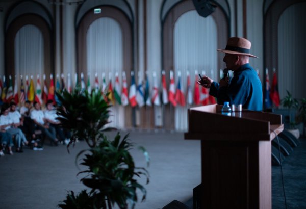 History etched in photographs: Reza Deghati meets with diaspora youth (PHOTO)