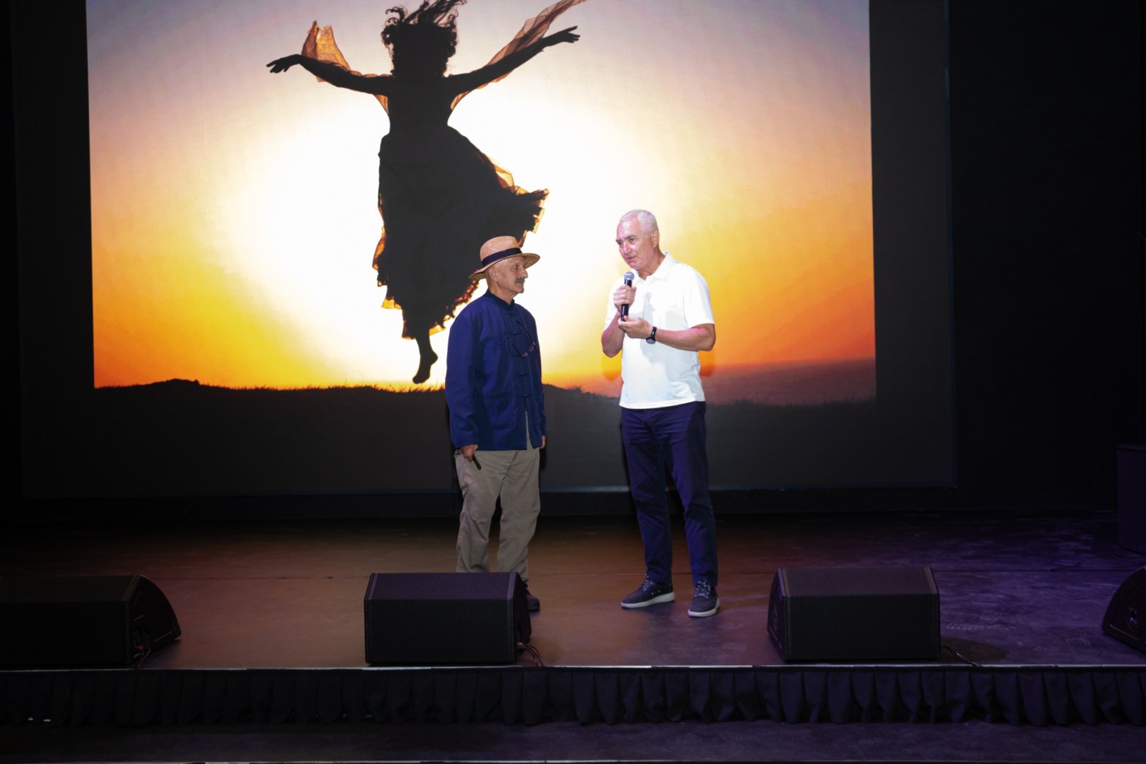 History etched in photographs: Reza Deghati meets with diaspora youth (PHOTO)