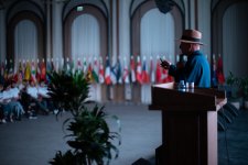 History etched in photographs: Reza Deghati meets with diaspora youth (PHOTO)