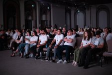 History etched in photographs: Reza Deghati meets with diaspora youth (PHOTO)