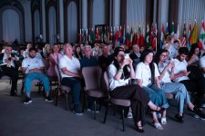 History etched in photographs: Reza Deghati meets with diaspora youth (PHOTO)