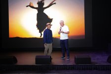 History etched in photographs: Reza Deghati meets with diaspora youth (PHOTO)