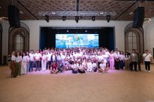 History etched in photographs: Reza Deghati meets with diaspora youth (PHOTO)