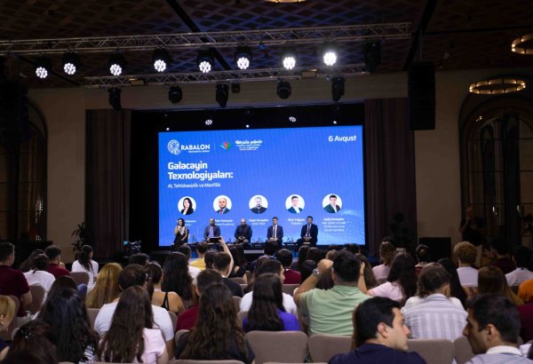 Azerbaijani diaspora youth demonstrates special interest in humanoid robot show (PHOTO)