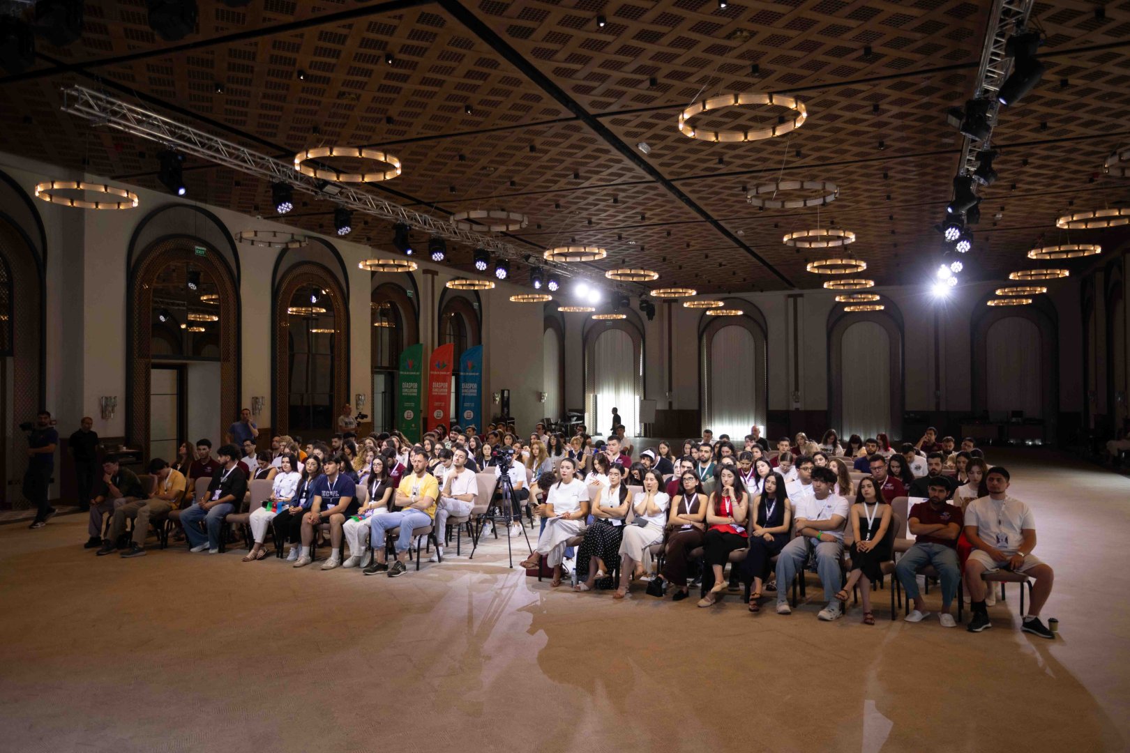 Azerbaijani diaspora youth demonstrates special interest in humanoid robot show (PHOTO)